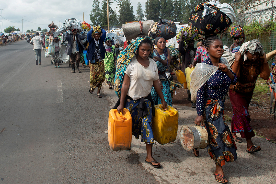 Congolese internally displaced civilians carry their belongings as they flee from renewed tensions from Kanyaruchinya to Goma in the North Kivu province of the Democratic Republic of Congo, November 15, 2022.
